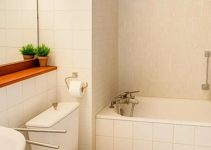 Avec Balcon, Piscine Et Garage Prive *