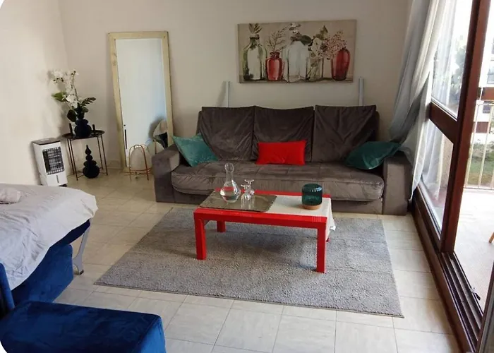 Avec Balcon, Piscine Et Garage Prive