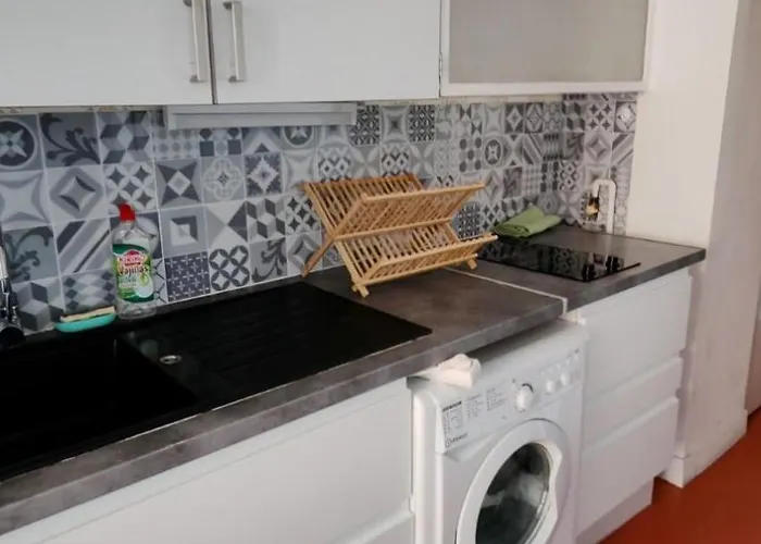 Avec Balcon, Piscine Et Garage Prive *